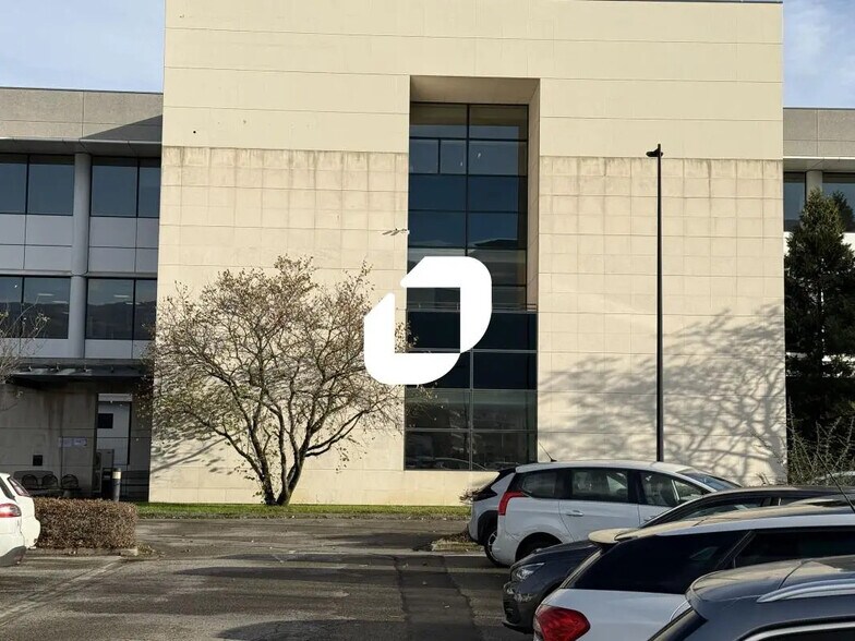 3 Avenue Raymond Chanas, Eybens to rent - Building Photo - Image 2 of 15