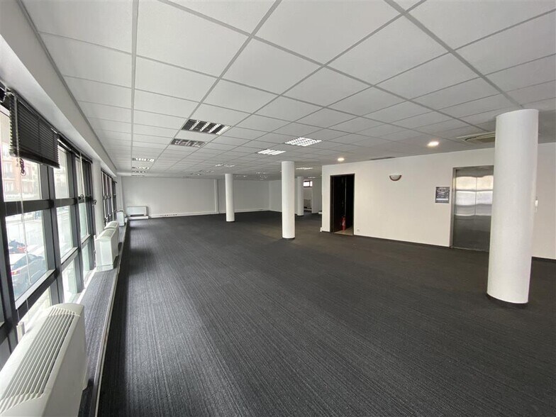 Office in Asnières-sur-Seine to rent - Interior Photo - Image 3 of 8