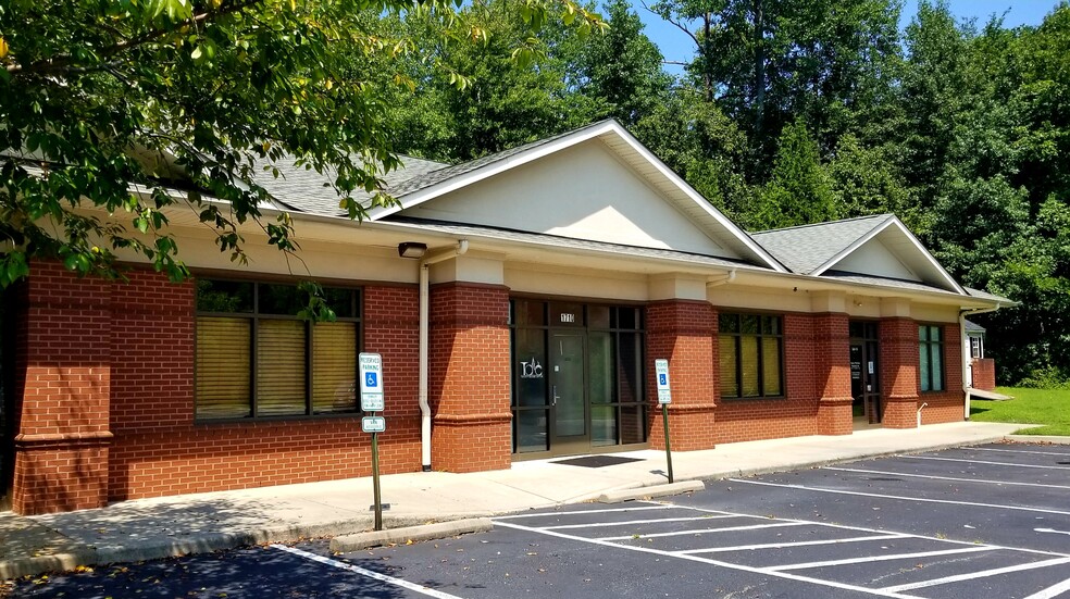 1710 E Hundred Rd, Chester, VA for sale - Building Photo - Image 1 of 1