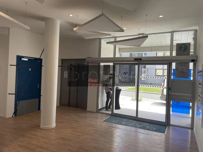 Office in Bordeaux to rent - Lobby - Image 2 of 7