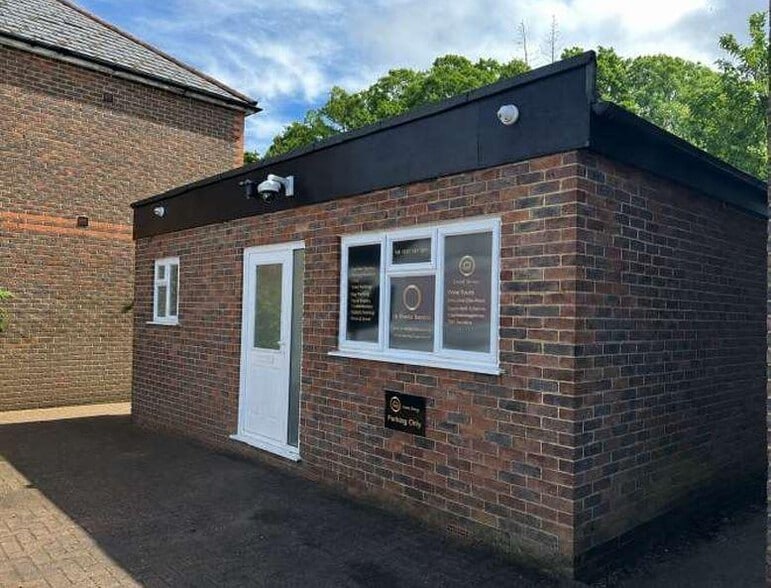 27A Mill Rd, Crawley to rent - Primary Photo - Image 1 of 1