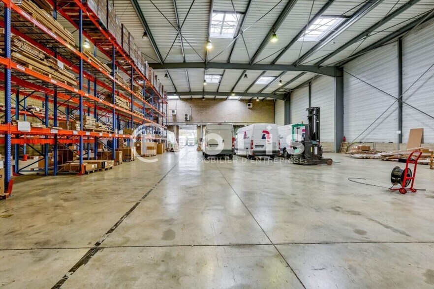 Industrial in Saint-Thibault-des-Vignes to rent - Interior Photo - Image 2 of 3