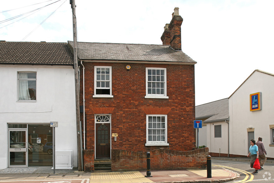 159 Cambridge St, Aylesbury for rent - Building Photo - Image 1 of 6