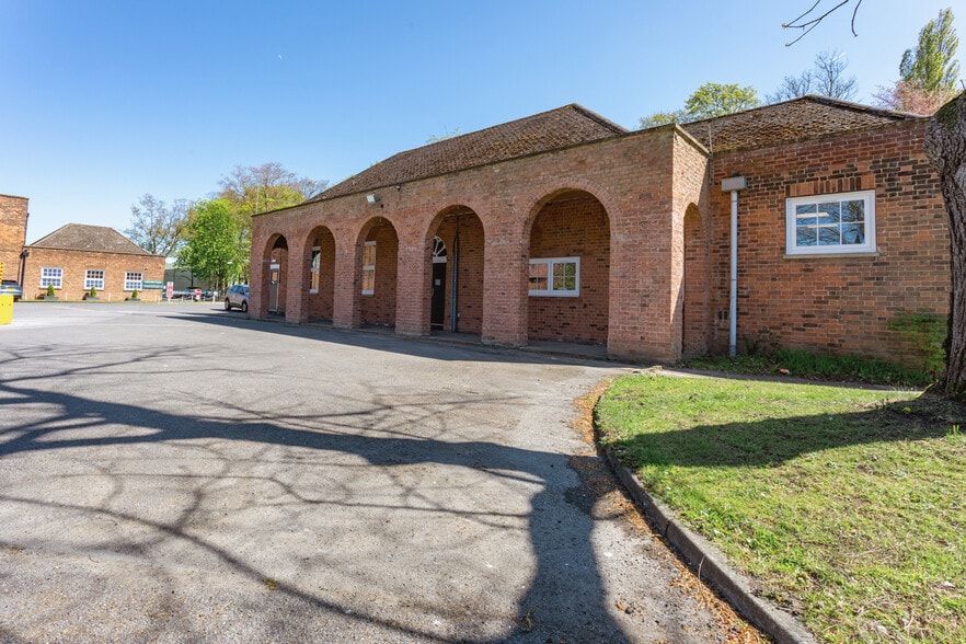 Leeds East Airport, Tadcaster to rent - Primary Photo - Image 1 of 18