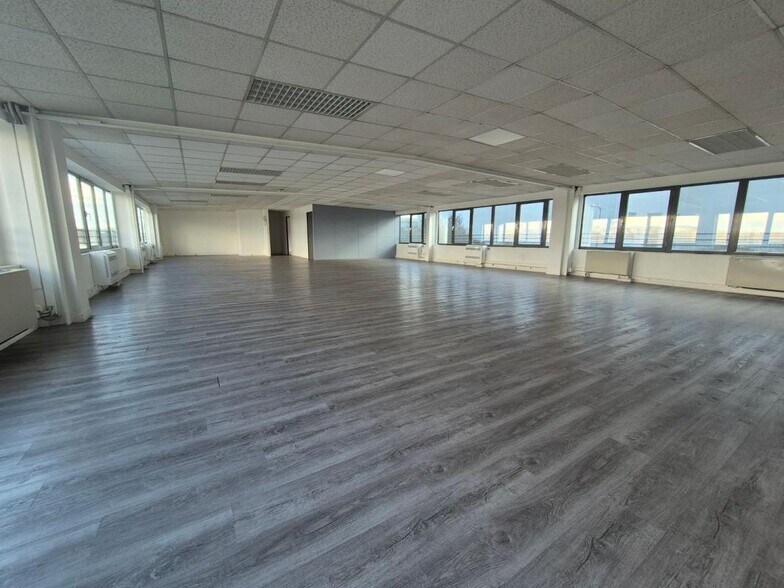 Office in Le Thillay to rent - Interior Photo - Image 1 of 4