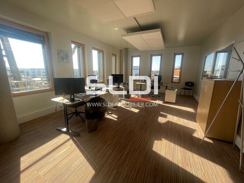 Avenue Lionel Terray, Jonage for sale - Interior Photo - Image 3 of 5