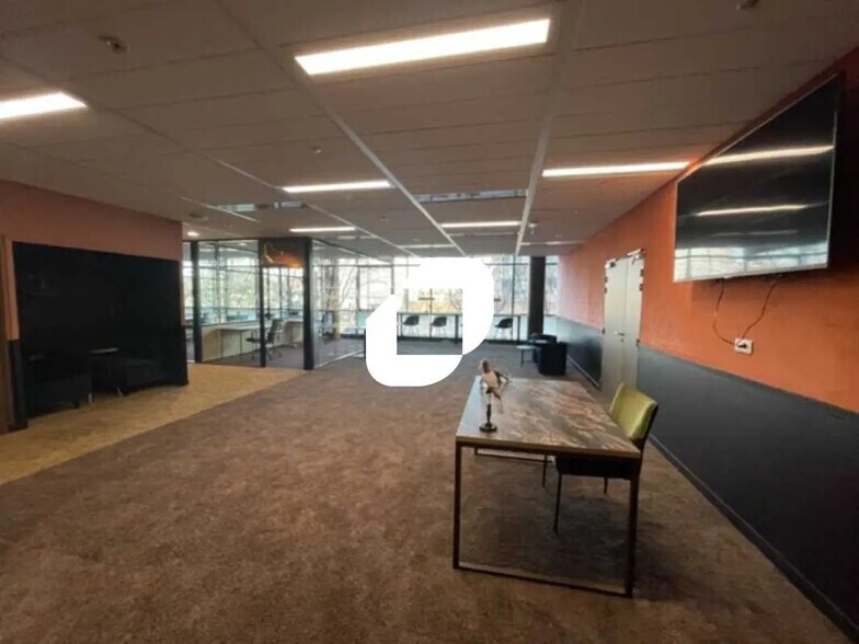 Office in Montrouge to rent - Interior Photo - Image 2 of 18