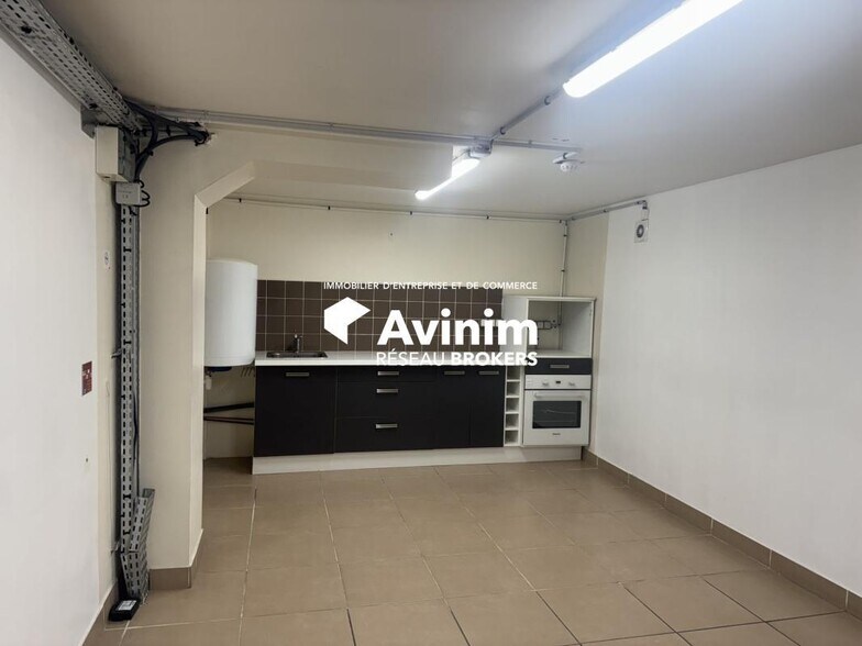 Industrial in Saint Ouen to rent - Interior Photo - Image 3 of 5