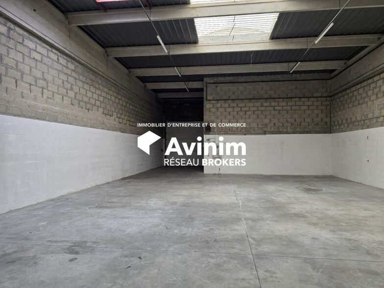 Industrial in Saint Ouen L Aumone to rent - Interior Photo - Image 2 of 3