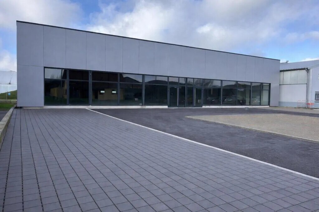 Location Commerce 735 m² - Photo 1