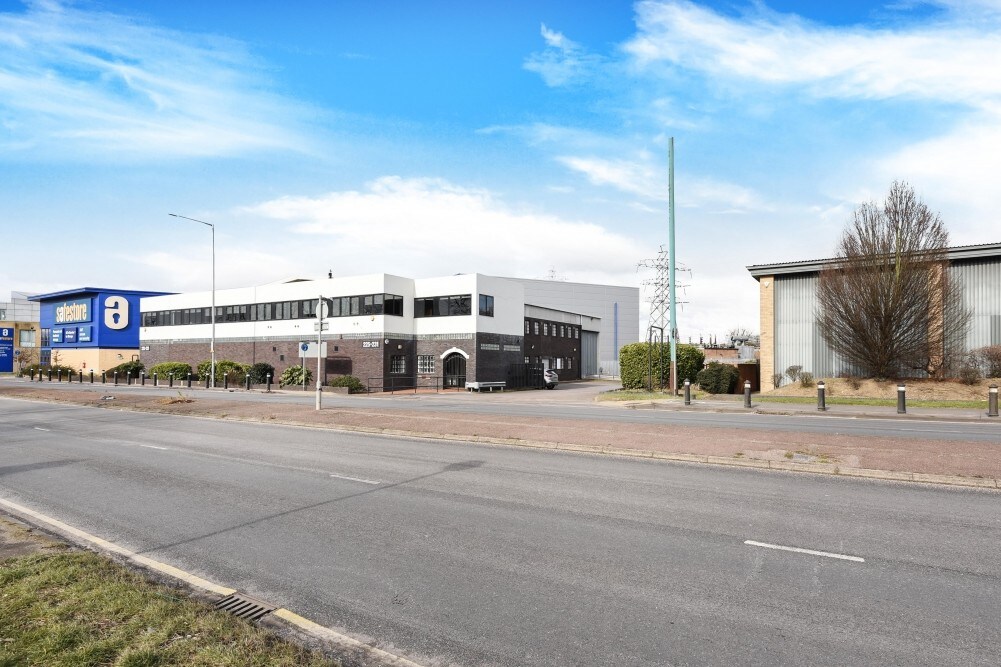 231 London Rd, Staines for sale Building Photo- Image 1 of 1