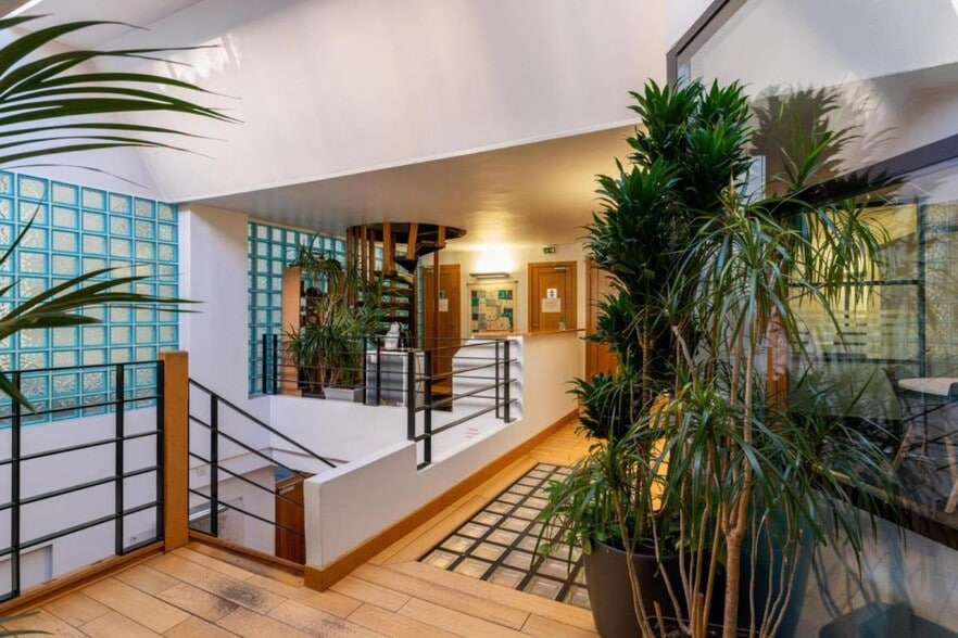 Office in Levallois-Perret for sale - Interior Photo - Image 2 of 10