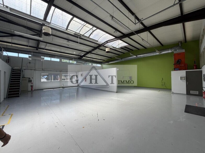 Industrial in Ozoir-la-Ferrière to rent - Building Photo - Image 3 of 10