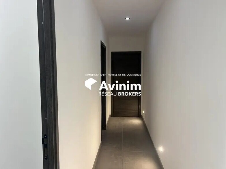Office in Saint-Bonnet-de-Mure to rent - Interior Photo - Image 2 of 9