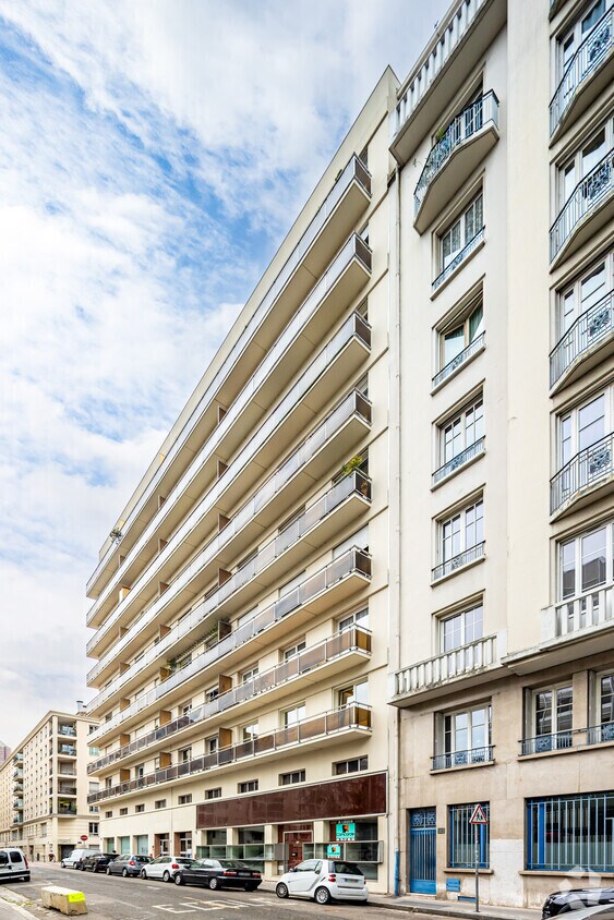 Office / Retail in Lyon to rent Primary Photo- Image 1 of 2