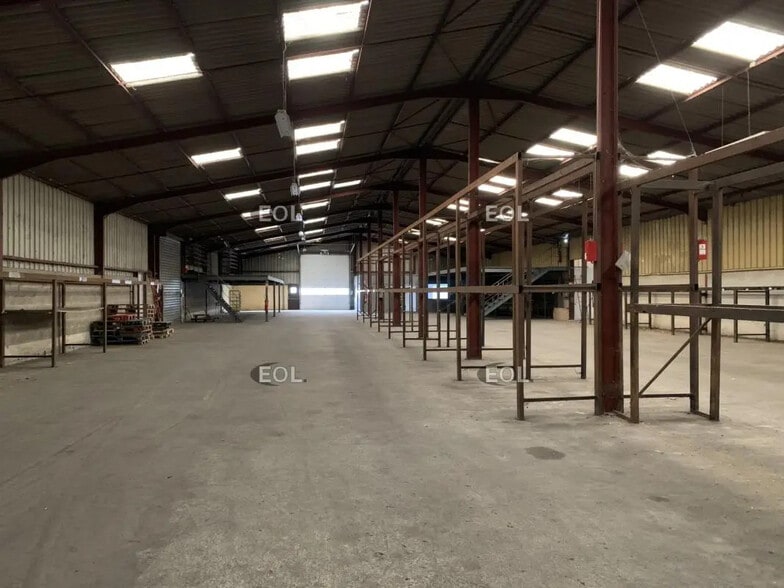 Light Industrial in Marignane for sale - Primary Photo - Image 1 of 4