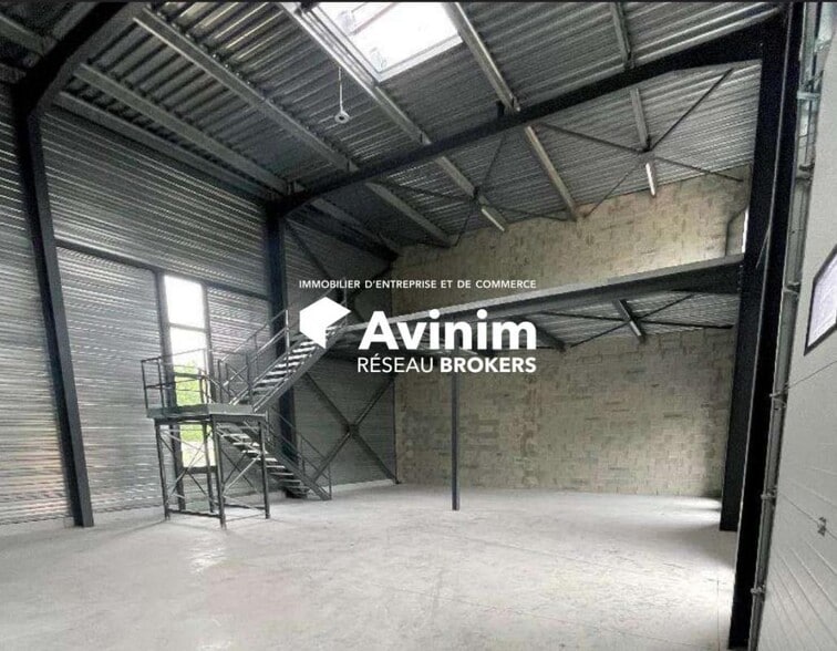 Light Industrial in Bourgoin-Jallieu to rent - Interior Photo - Image 1 of 2