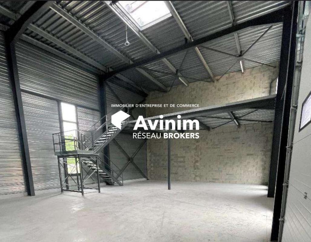 Light Industrial in Bourgoin-Jallieu to rent Interior Photo- Image 1 of 3