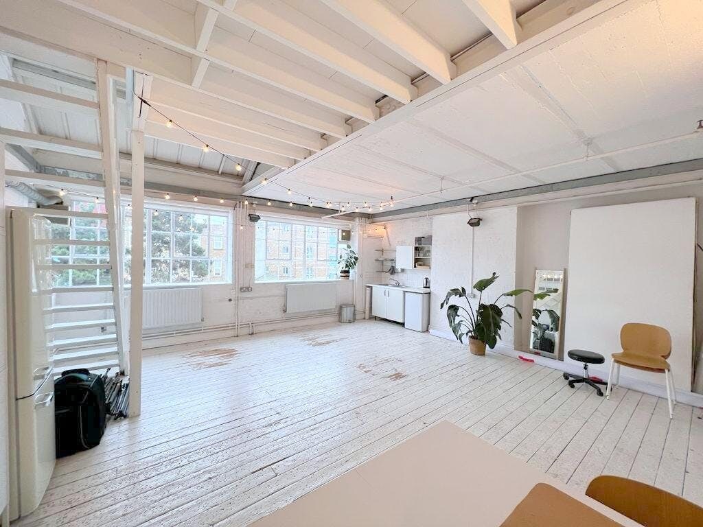 Gillett Sq, London to rent Interior Photo- Image 1 of 5