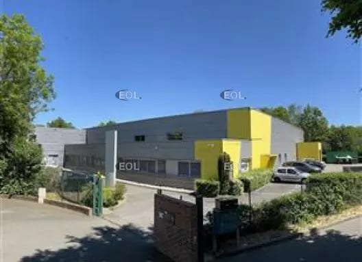 Light Industrial in Trappes to rent - Building Photo - Image 1 of 7