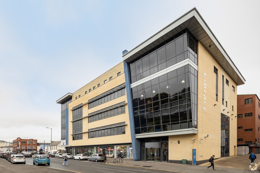 Linenhill St, Lisburn to rent - Primary Photo - Image 1 of 13