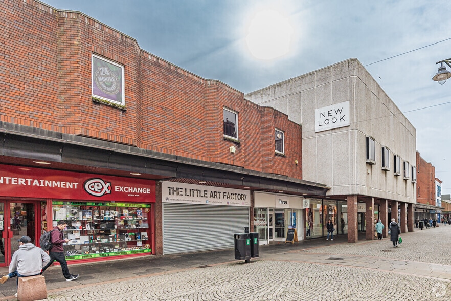 Burns Precinct, Kilmarnock to rent - Building Photo - Image 2 of 2