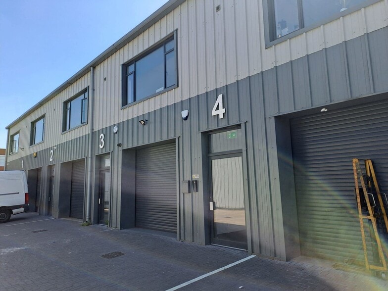 Brownfields, Welwyn Garden City to rent - Building Photo - Image 2 of 16