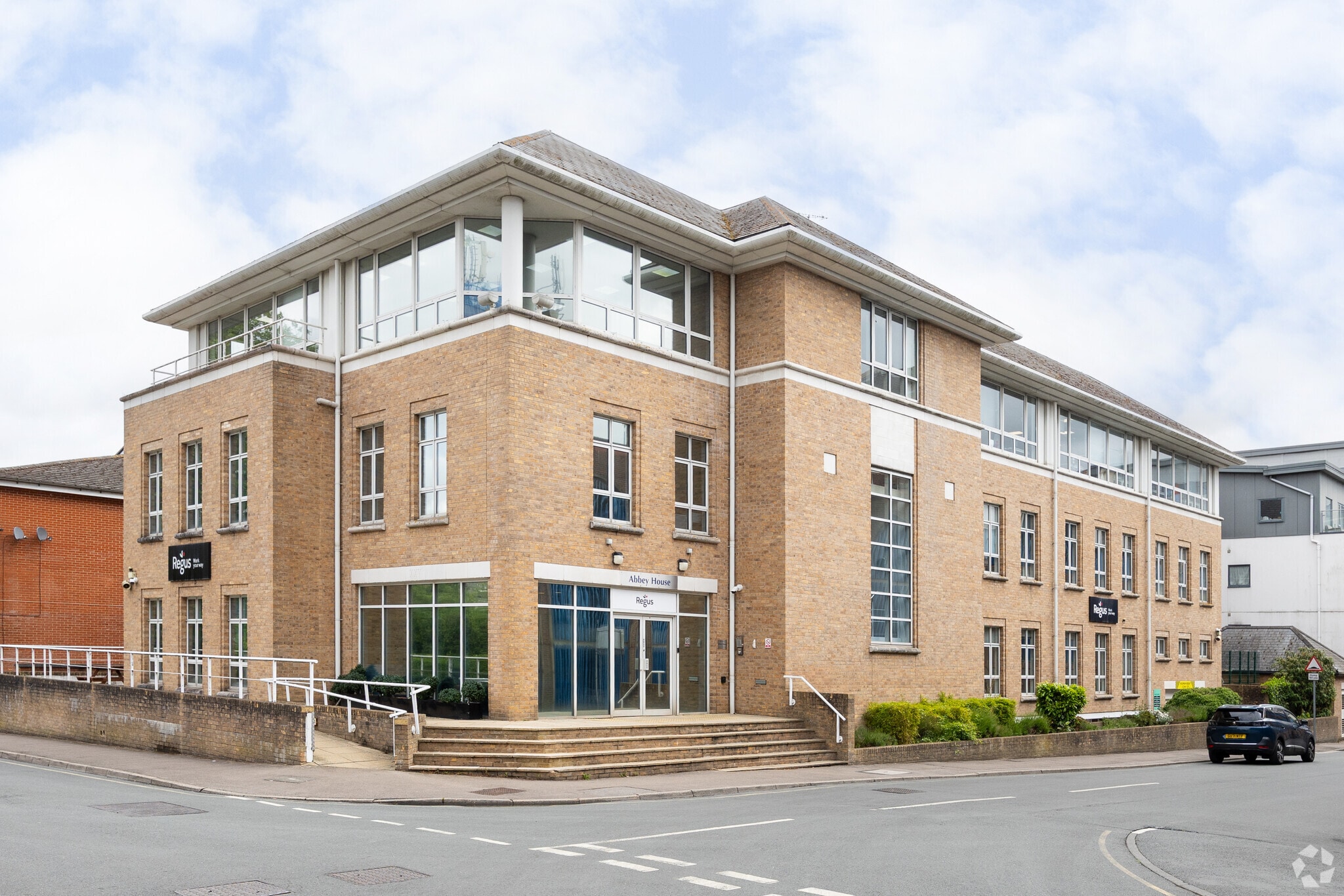 25 Clarendon Rd, Redhill to rent Primary Photo- Image 1 of 4