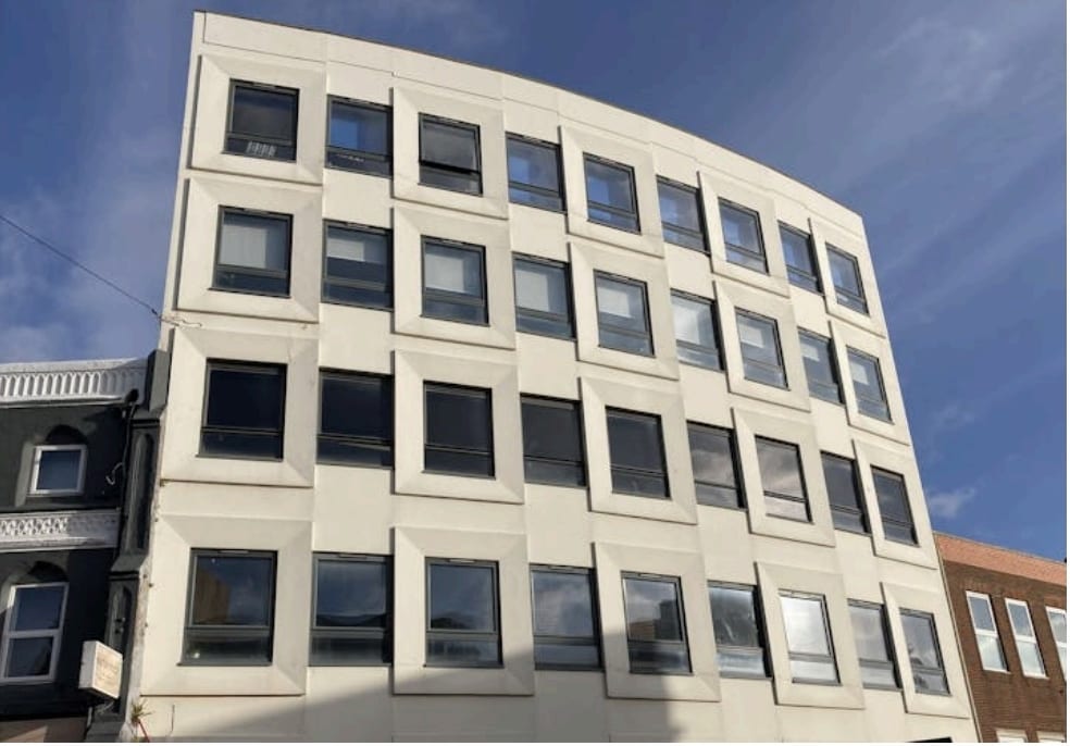 1-2 Queen Sq, Brighton to rent Building Photo- Image 1 of 9