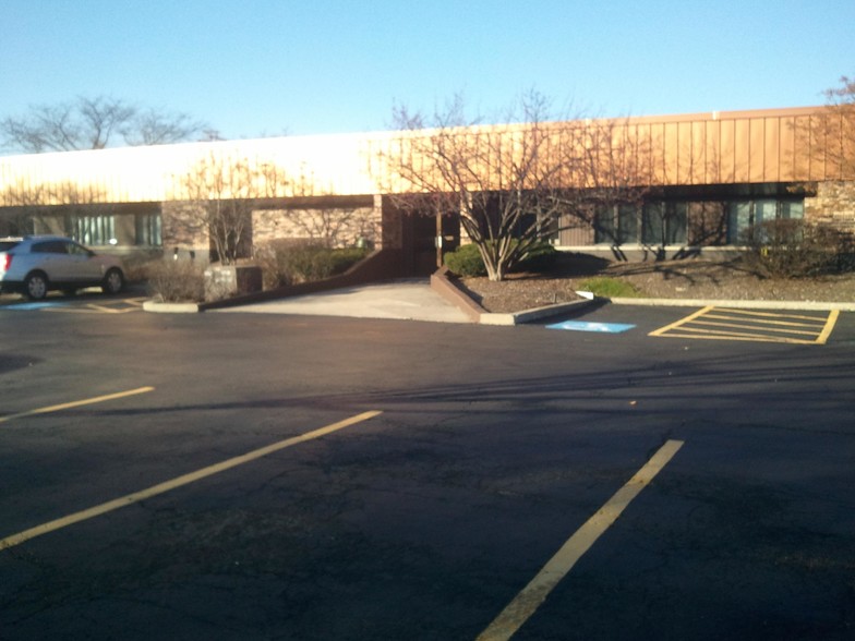 3701 Commercial Dr, Northbrook, IL for rent - Building Photo - Image 1 of 8