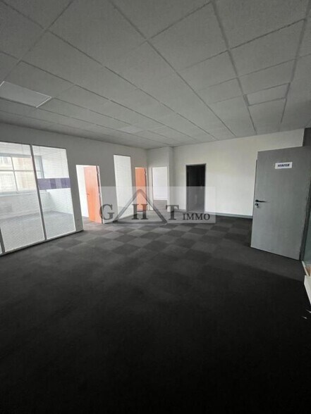 Office in Saint-Ouen-sur-Seine to rent - Interior Photo - Image 2 of 9