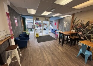 43 High St, Bedford to rent Lobby- Image 2 of 2