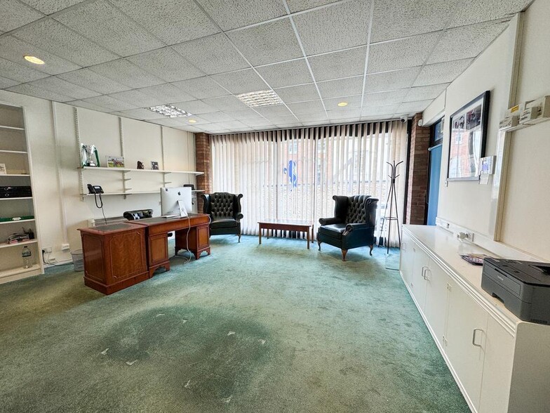 High St, Newmarket to rent - Building Photo - Image 3 of 9