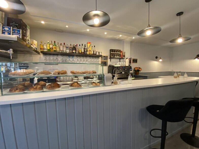 Retail in Barcelona, Barcelona to rent - Interior Photo - Image 1 of 1
