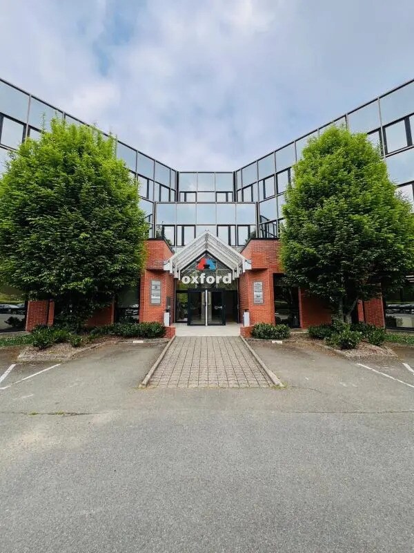 Office in Montigny-le-Bretonneux to rent Building Photo- Image 1 of 33