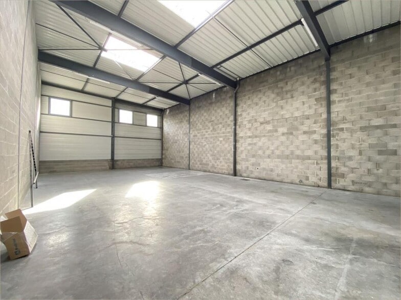 Light Industrial in Saint-Priest to rent - Interior Photo - Image 1 of 5