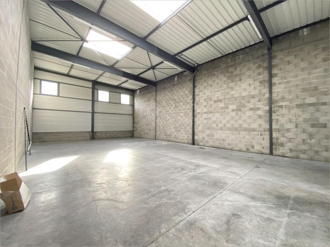 Light Industrial in Saint-Priest to rent Interior Photo- Image 1 of 6