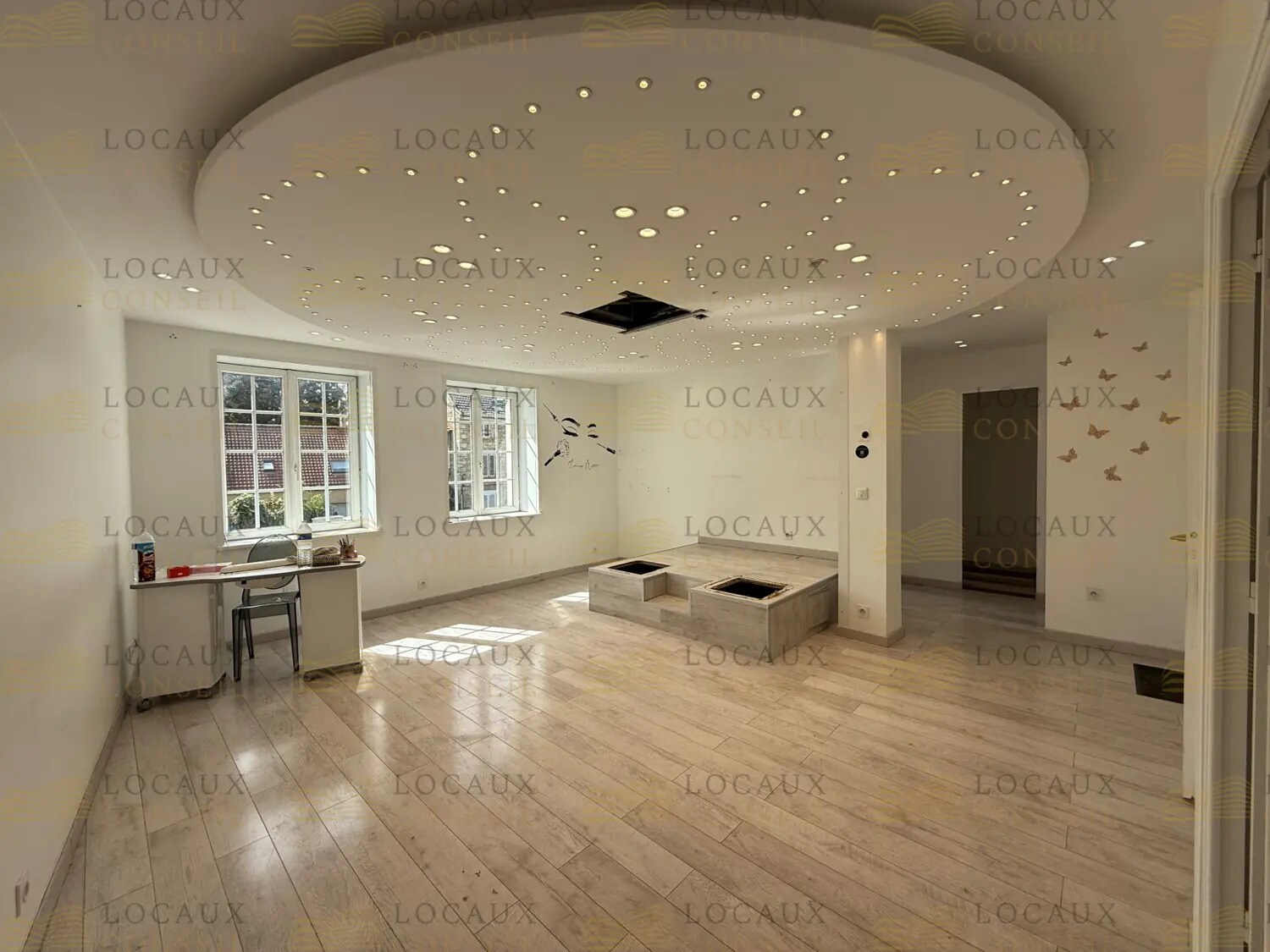 Retail in SAINT-OUEN-L'AUMONE to rent Interior Photo- Image 1 of 11
