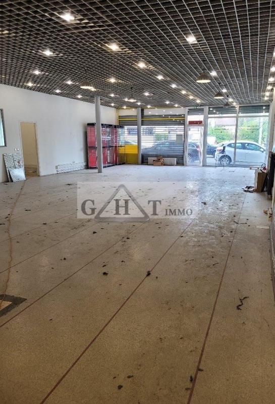 Retail in Morsang-sur-Orge to rent Interior Photo- Image 1 of 4