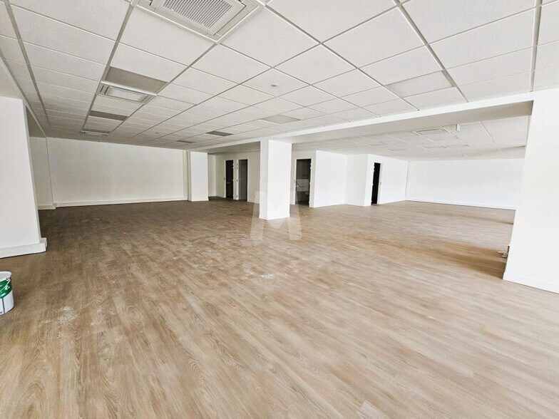 Office in Évry-Courcouronnes for sale - Building Photo - Image 3 of 10
