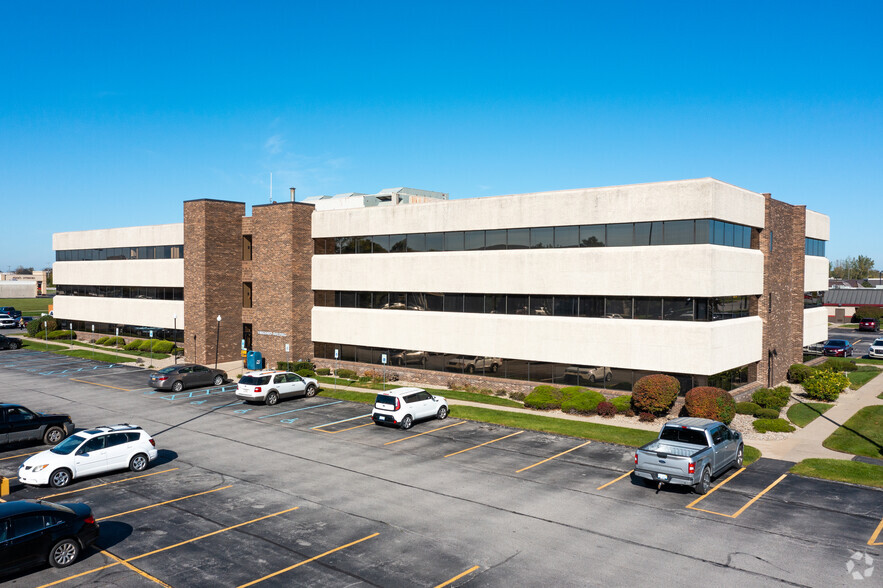 4901 Towne Centre Rd, Saginaw, MI for rent - Building Photo - Image 1 of 5