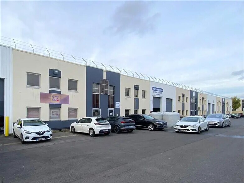 Light Industrial in Gennevilliers to rent - Building Photo - Image 1 of 8
