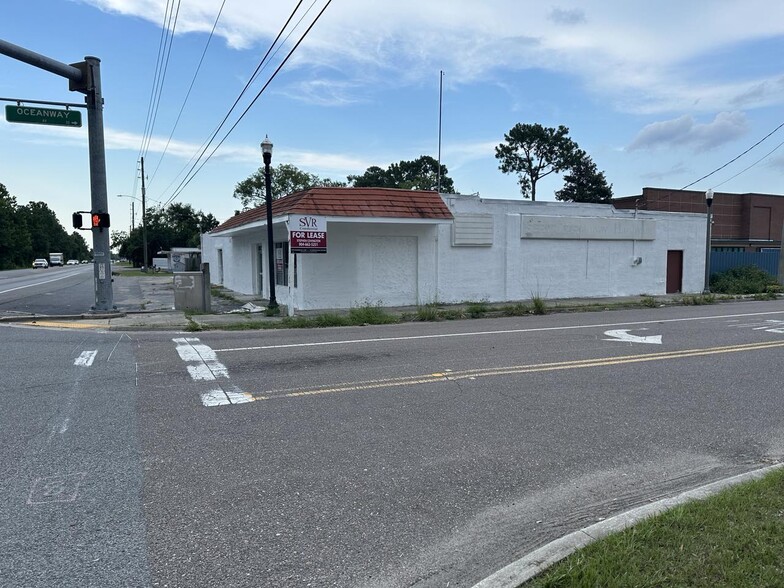 12707 N Main St, Jacksonville, FL for rent - Building Photo - Image 1 of 33