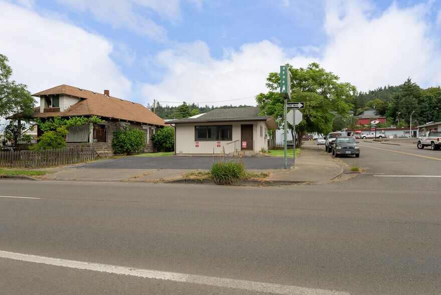 967 SE Pine St, Roseburg, OR for sale - Building Photo - Image 2 of 15