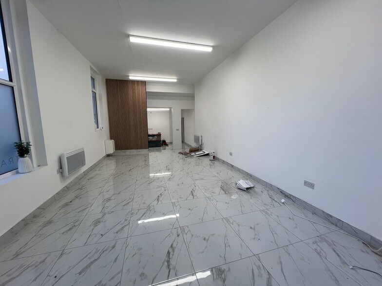 50 Bromham Rd, Bedford to rent - Building Photo - Image 3 of 5