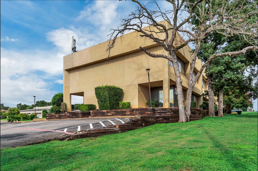 803 Forest Ridge Dr, Bedford, TX to rent - Building Photo - Image 3 of 6