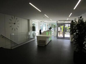Office in Charenton-le-Pont to rent Lobby- Image 2 of 8