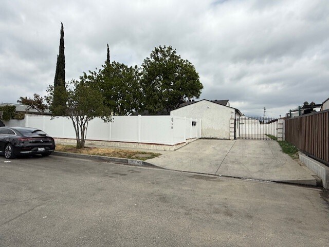 8778 Omelveny Ave, Sun Valley, CA for sale Primary Photo- Image 1 of 1