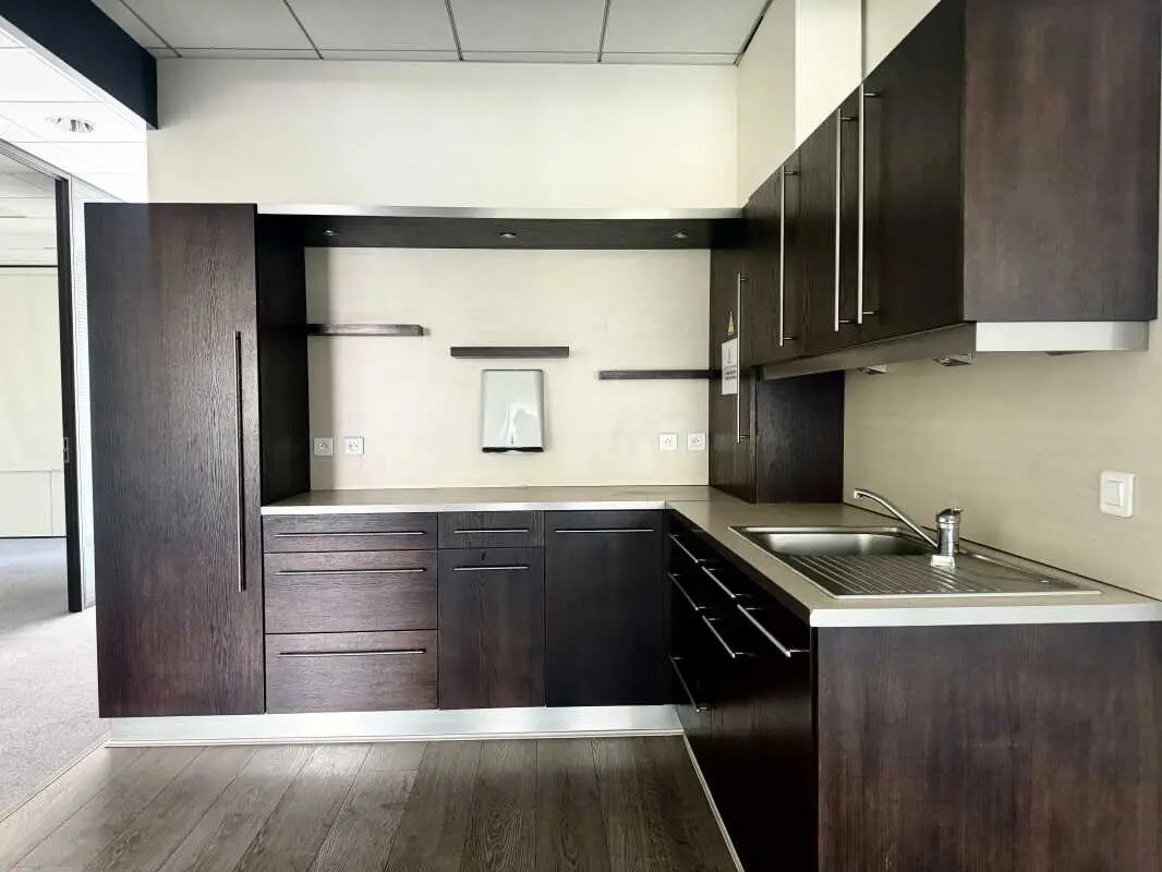 Office in Saint-Priest to rent Interior Photo- Image 1 of 10