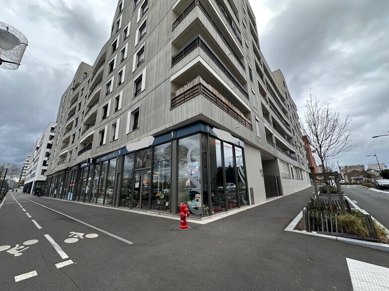 Retail in Villeurbanne to rent - Building Photo - Image 1 of 3